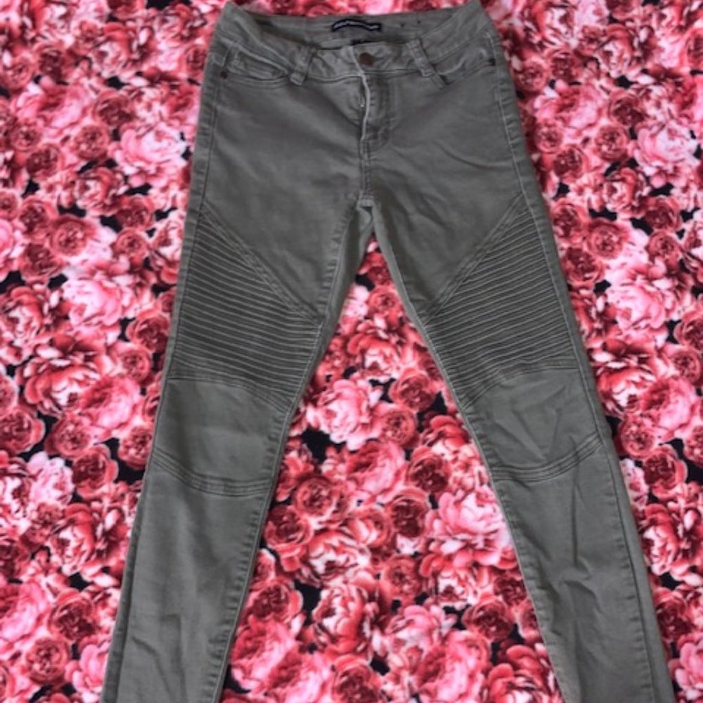 OLIVE GREEN STRETCHY SKINNY LEGGED DENIM!